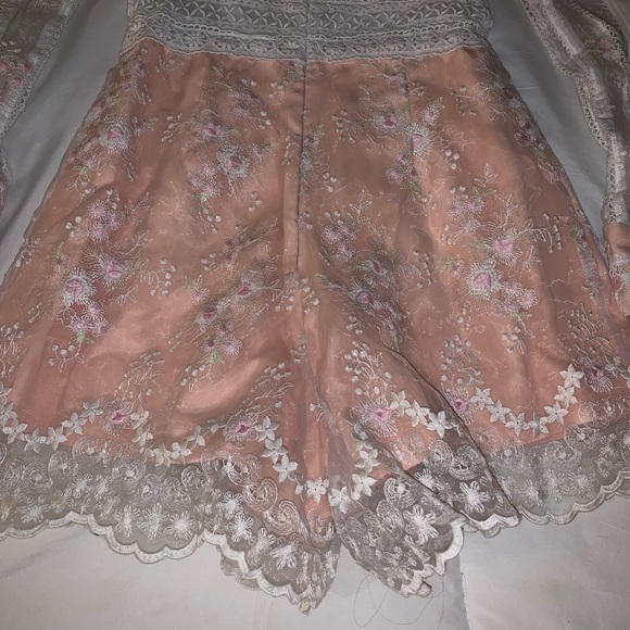SOLD💕Embroidered romper - Picture 5 of 8